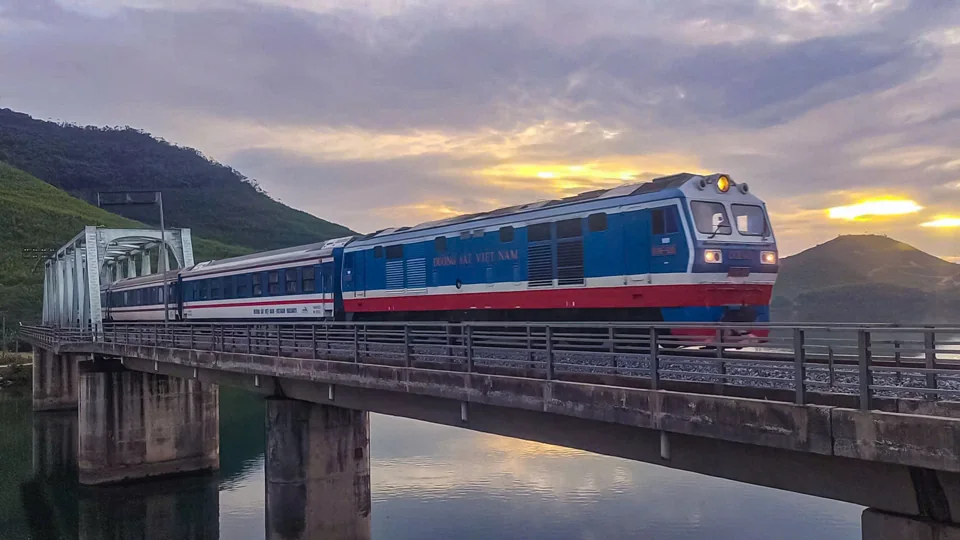Đoàn tàu khách QB1 qua cầu Ngân Sơn lúc bình minh
