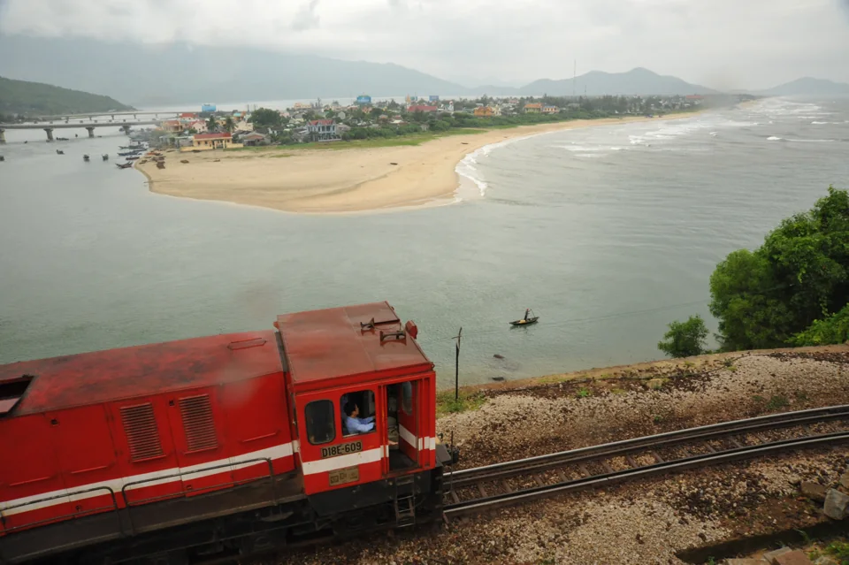 Đầu máy D18E tại Lăng Cô, cửa sông và bãi biển nhìn từ trên cao